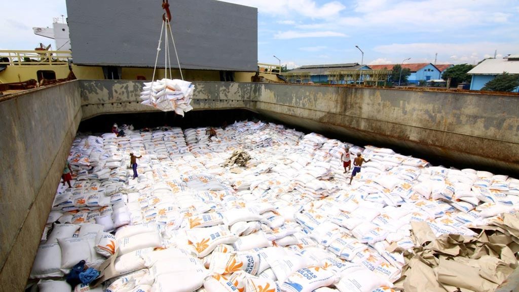 Pekerja membongkar muat 20.000 ton beras impor asal Vietnam di Pelabuhan Tanjungwangi, Banyuwangi, Jumat (23/2). Beras tersebut tidak untuk diedarkan di Jawa Timur melainkan untuk dikirim kembali ke sejumlah daerah di Indonesia bagian timur.