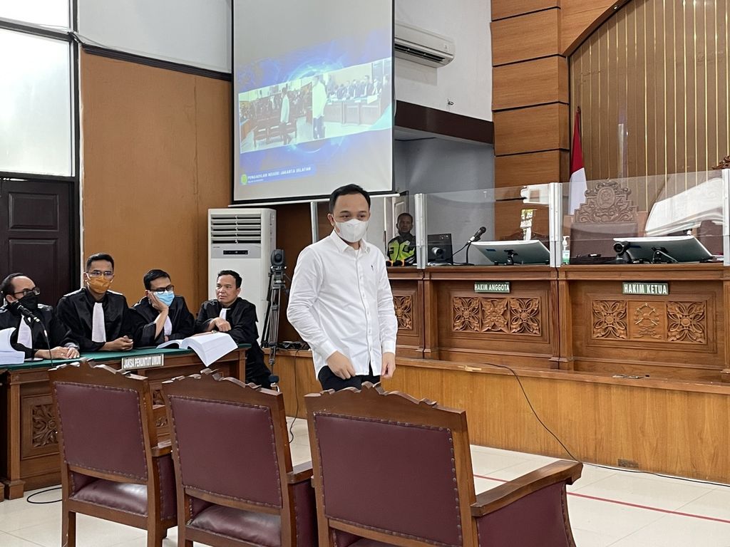 Terdakwa pembunuhan Brigadir J atau Nofriansyah Yosua Hutabarat, Ricky Rizal, dalam sidang dengan agenda pembacaan surat tuntutan di Pengadilan Negeri Jakarta Selatan, Jakarta, Senin (16/1/2023),