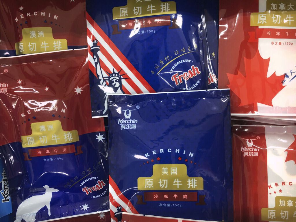 Foto tanggal 14 Mei 2019 ini memperlihatkan filet daging sapi beku dari Australia, Amerika Serikat, dan Kanada dijual di supermarket di Beijing, China. 