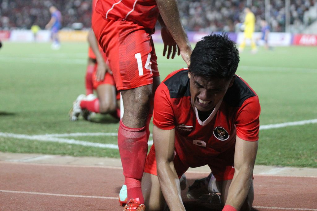 Sananta menangis terharu usai drama panjang dalam laga final SEA Games Kamboja 2023 melawan Thailand di Olympic National Stadium, Phnom Penh, Kamboja, Selasa (16/5/2023). Indonesia menang setelah menanti selama 32 tahun untuk mendapatkan emas kembali.