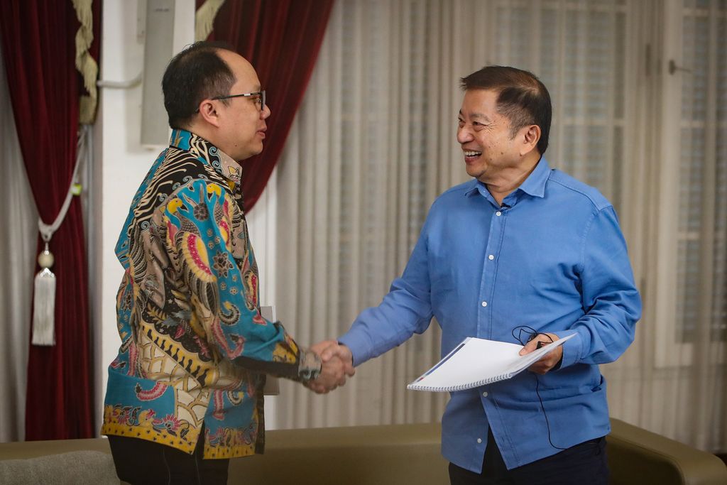 Kompas Editor in Chief Sutta Dharmasaputra (left) shakes hands with Minister of National Development Planning/Head of the National Development Planning Agency Suharso Monoarfa  after an interview session in Jakarta, Wednesday (24/5/2023).