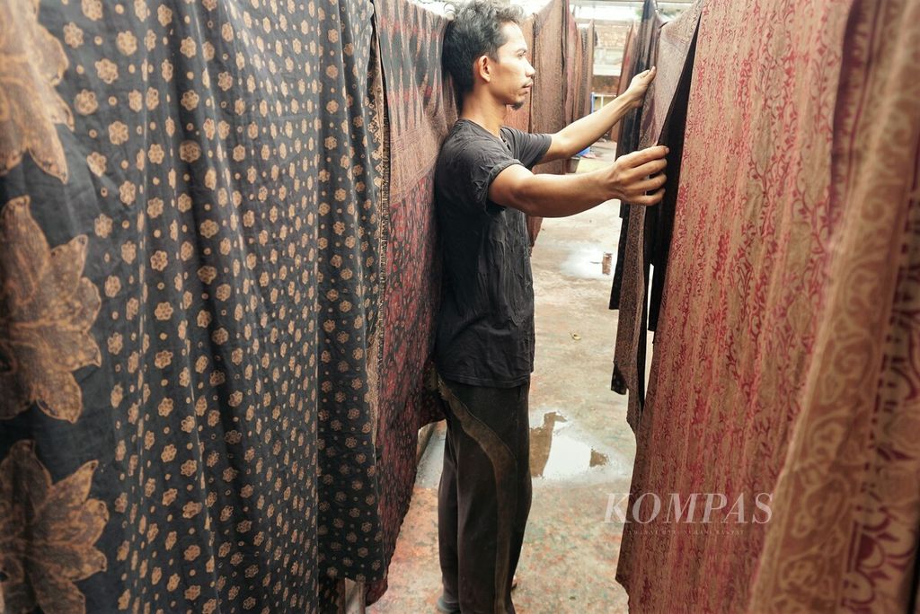 Perajin menjemur kain-kain batik seusai proses pencelupan di usaha kerajinan Batik Diana Jambi, Rabu (11/1/2023). Usaha batik yang semua tumbuh di kawasan Seberang Kota Jambi kini meluas ke berbagai daerah sekitar.