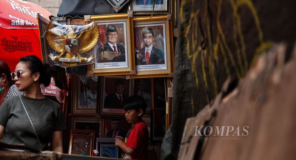 Foto Prabowo Subianto dan Gibran Rakabuming Raka sebagai presiden dan wakil presiden 2024-2029 dijual di salah satu lapak pedagang poster dan lukisan di kawasan Pasar Baru, Jakarta, Minggu (31/3/2024). 
