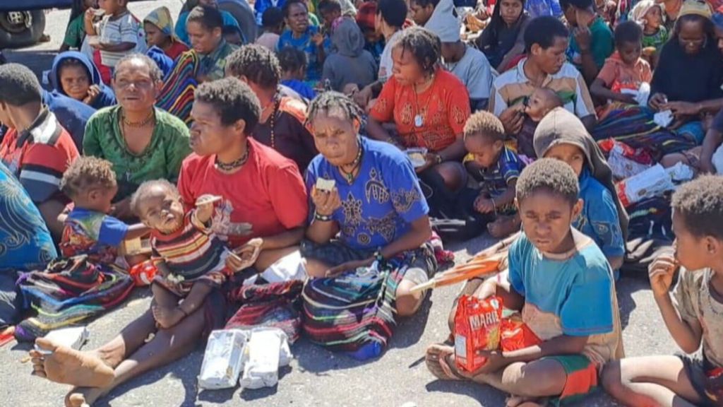 Masyarakat dari Distrik Agandugume dan Distrik Lambewi di Kabupaten Puncak, Papua Tengah, yang mengalami kelaparan karena bencana kekeringan sejak Mei hingga Juli tahun 2023. 
