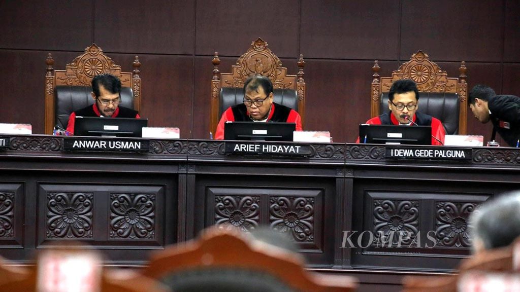 Suasana sidang yang diketuai oleh hakim MK, Arief Hidayat, membahas uji materi UU yang membahas tentang ambang batas pencalonan presiden atau <i>presidential threshold </i>di Mahkamah Konstitusi, Jakarta, Kamis (11/1/2018). 