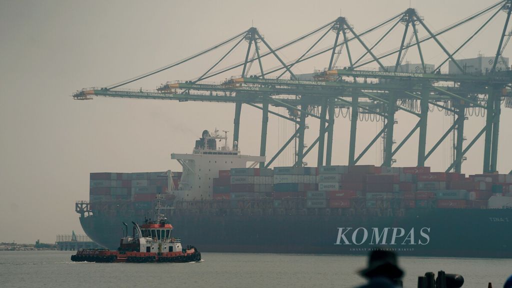 Aktivitas ekspor impor di New Priok Container Terminal One (NPCT1), Jakarta Utara, Rabu (16/3/2022). BPS merilis neraca perdagangan migas dan nonmigas Indonesia pada Februari 2022 dengan surplus sebesar 3,83 miliar dollar AS. Total ekspor Indonesia 20,464 miliar dollar AS dan impor 16,638 miliar dollar AS. Ekspor Indonesia pada Februari 2022 itu tumbuh 34,14 persen secara tahunan. KOMPAS/AGUS SUSANTO (AGS) 16-3-2022