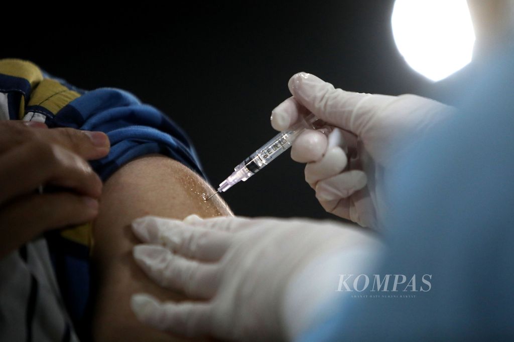 Tenaga medis menyuntikkan vaksin covid-19 dosis ketiga (booster) kepada pekerja di Menara Kompas, Jakarta, Selasa (25/1/2022). Vaksin booster produksi Pfizer ini diberikan kepada mereka yang pada vaksin 1 dan 2 telah mendapat vaksin Sinovac. Vaksin booster dinilai ampuh dalam menangkal Covid-19 varian omicron. Kompas/Heru Sri Kumoro 25-01-2022