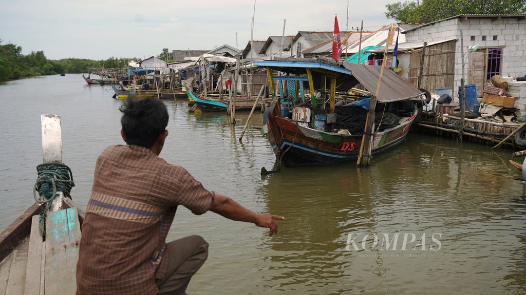 Kernet directed the Sinar Ada motorboat to Cilincing-Muaragembong to dock at Pantai Mekar Village, Muaragembong District, Bekasi Regency, West Java, Wednesday (26/10/2022).