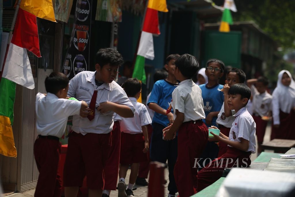 Sejumlah siswa menyantap jajanan di kantin sekolah saat istirahat jam pelajaran di SDN Sukasari 04, Kota Tangerang, Banten, Kamis (1/8/2024). 