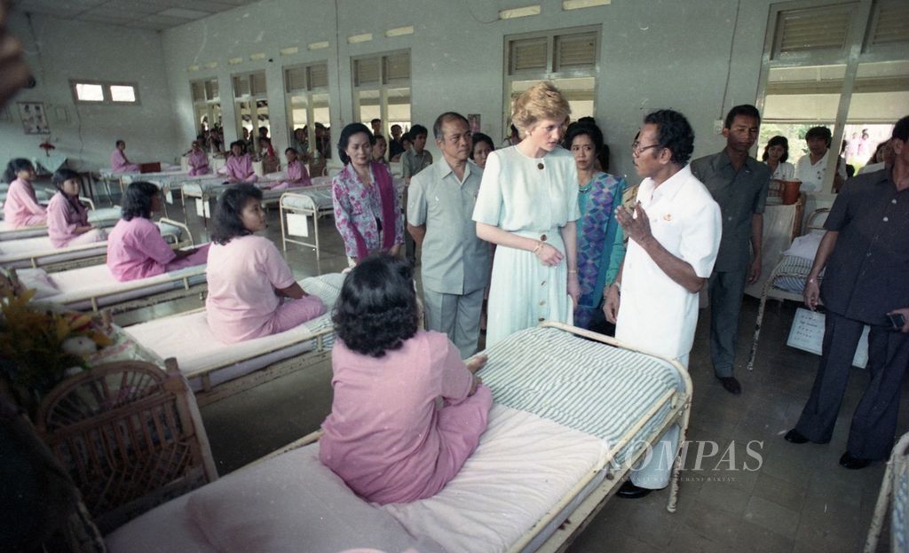 At Sitanala Leprosy Hospital, Tangerang. Visit of Princess Diana accompanying her husband, Prince Charles, in Indonesia in 1989. Lady Di visited the Sitanala Hospital in Tangerang, including with Dr. MR Teterissa, in addition to greeting and serving with leprosy patients. News published in <i>Kompas </i>on Saturday, November 4 1989 p. I-XIII Title &quot;Envelope: Princess Diana&quot;.