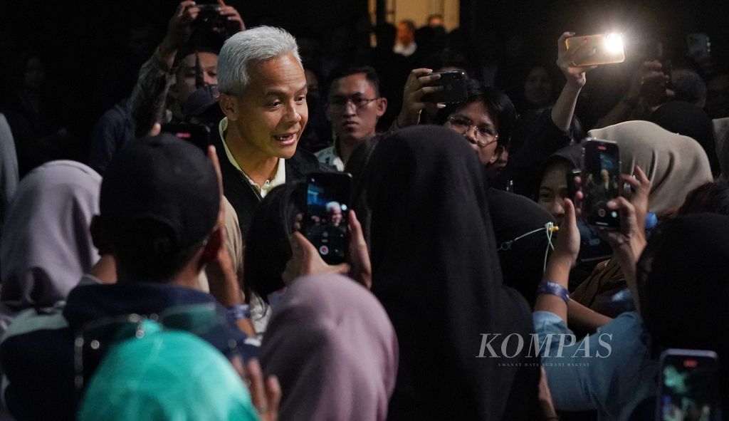 Central Java Governor Ganjar Pranowo briefly conversed with attendees before taking the stage as a speaker at the Youth On Top National Conference (YOTNC) 2023 event held at Kasablanka City shopping center in Jakarta, on Saturday (15/7/2023).