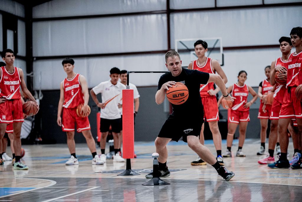 Pelatih basket Micah Lancaster (tengah/baju hitam) sedang memberi contoh latihan kepada para pemain Kopi Good Day DBL Indonesia All Star 2024 di Grand Rapids, Michigan, Amerika Serikat, Rabu (24/7/2024).