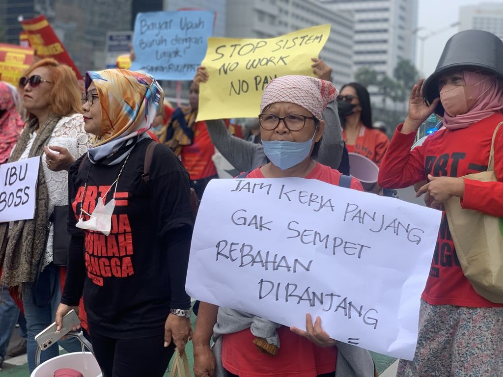 Para buruh pekerja rumah tangga yang tergabung dalam Koalisi Sipil UU PRT memulai aksi <i>long march</i> di kawasan Bundaran HI, Jakarta, Senin (1/5/2023).