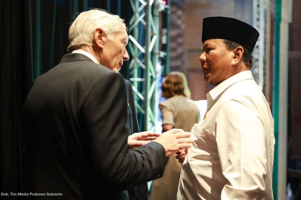 Menteri Pertahanan Prabowo Subianto berdiskusi dengan CEO Wesley K Clark & Associates Jenderal (Purn)Wesley C Clark di sela-sela forum Keamanan Pangan Global yang digelar pada Minggu (13/11/2022) di Nusa Dua, Bali. 