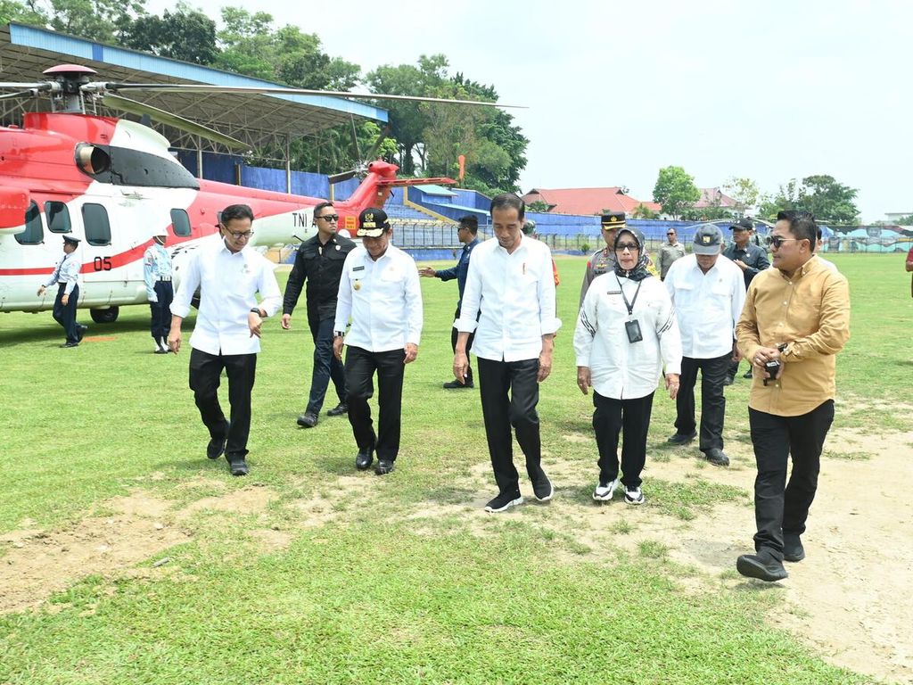 Presiden Joko Widodo dan rombongan terbatas melanjutkan perjalanan ke Kabupaten Labuhanbatu menggunakan helikopter Super Puma TNI AU, Jumat (15/3/2024).
