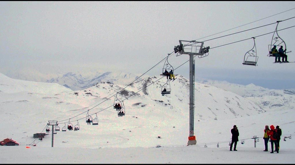 Tochal, resor untuk bermain ski tak jauh dari KOta Teheran.