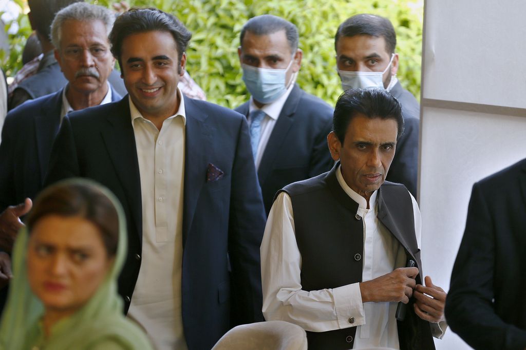  Pemimpin Gerakan Muttahida Qaumi, Khalid Maqbool Siddiqui (kanan), dan pemimpin oposisi Bilawal Bhutto Zardari (tengah) tiba di lokasi konferensi pers di Islamabad, Pakistan, Rabu (30/3/2022).