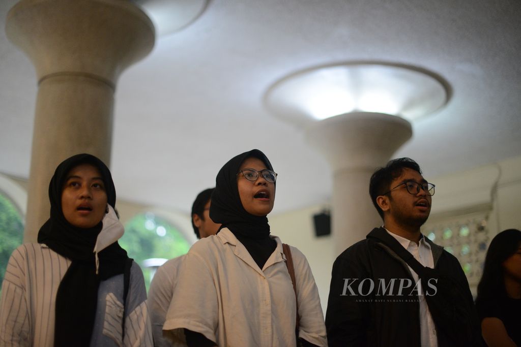 The academic community of Gadjah Mada University (UGM) sang the "Himne Gadjah Mada" and "Bagimu Negeri" songs after the presentation of the Bulaksumur Petition at Balairung UGM, Sleman District, Yogyakarta Special Region, on Wednesday (31/1/2024).