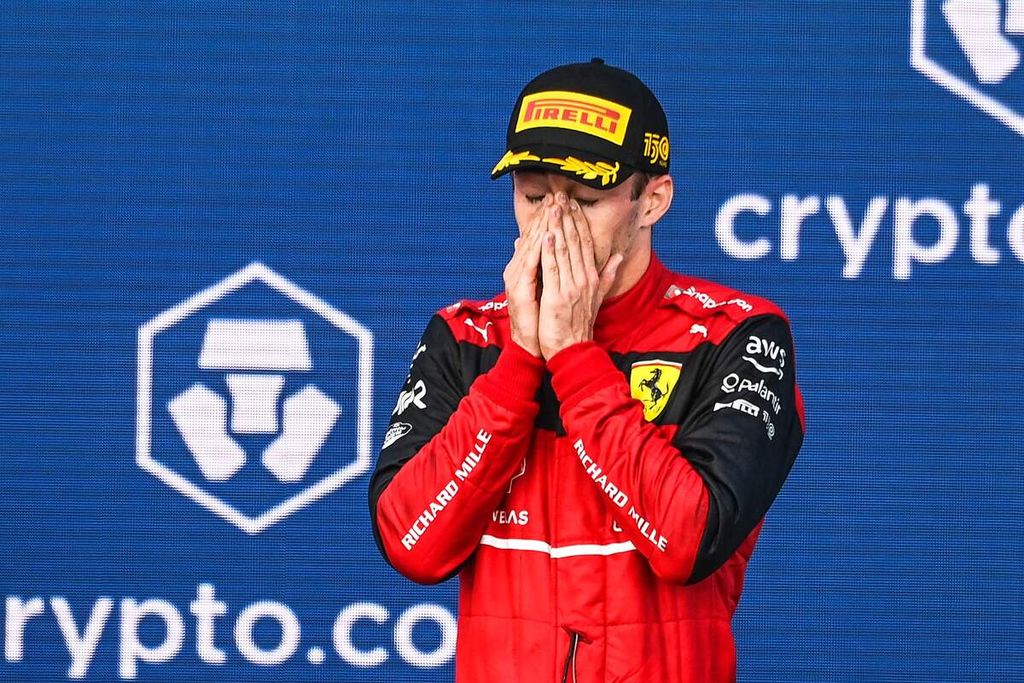 Reaksi pebalap Ferrari Charles Leclerc setelah meraih podium kedua pada ajang Grand Prix Formula 1 seri Miami di Sirkuit Internasional Miami, Miami Gardens, Florida, AS, Minggu (8/5/2022). 