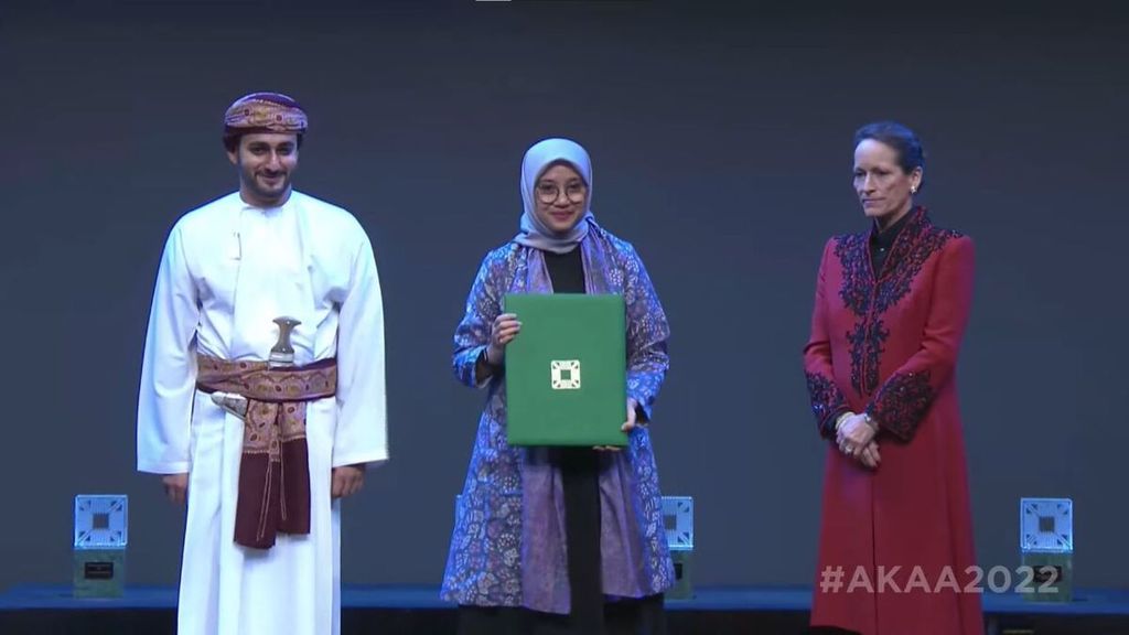 Bupati Banyuwangi Ipuk Festiandani (tengah) menerima penghargaan Aga Khan Award for Architectur 2022 di Muscat, Oman, Senin (31/10/2022) malam waktu setempat. Bandara Banyuwangi memenangi penghargaan ini setelah menyisihkan 463 nomine di seluruh dunia.