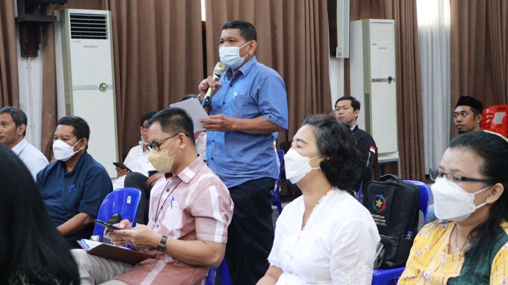 Seorang peserta bertanya dalam sesi tanya jawab saat sosialisasi Pemilu 2024 digelar KPU Makassar, di Makassar, Sulawesi Selatan, Jumat (5/8/2022).