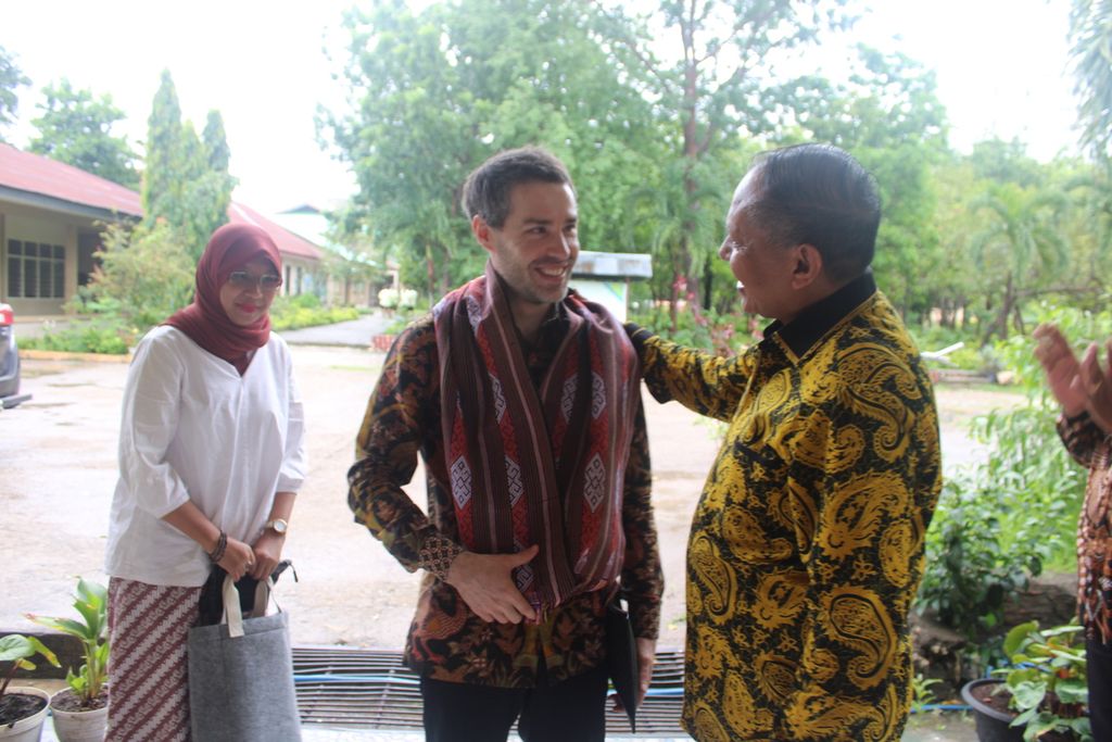 Ketua Sekolah Tinggi Pastoral (Stipas) Keuskupan Agung Kupang Romo Florens Maxi Un Bria (kanan) menyambut kedatangan Clint Shoemake, diplomat asal Amerika Serikat, di kampus Stipas di Kota Kupang, Nusa Tenggara Timur, Kamis (25/1/2024). Clint menjadi pembicara dalam seminar internasional yang digelar di kampus tersebut.