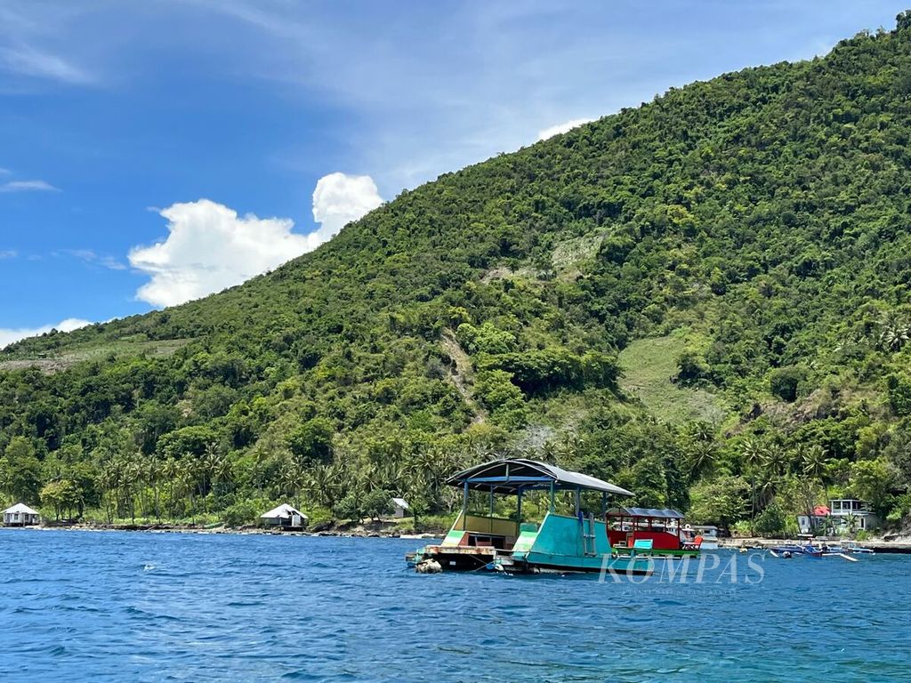 Sebuah perahu wisata ditambatkan di tepi Taman Laut Olele, Jumat (7/10/2022).