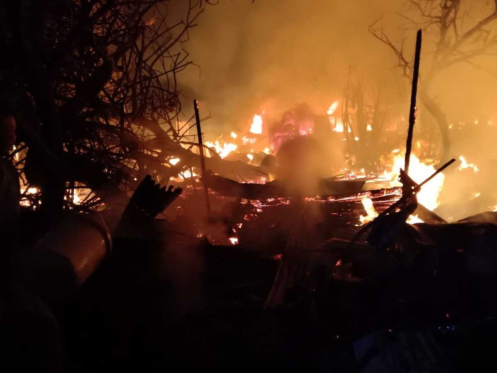 Api melahap rumah semipermanen di kawasan sekitar Jalan Swadaya, Kelurahan Jatinegara, Kecamatan Cakung, Jakarta Timur, Senin (29/8/2022) pagi. Sebanyak 40 rumah terbakar karena dugaan korsleting listrik.