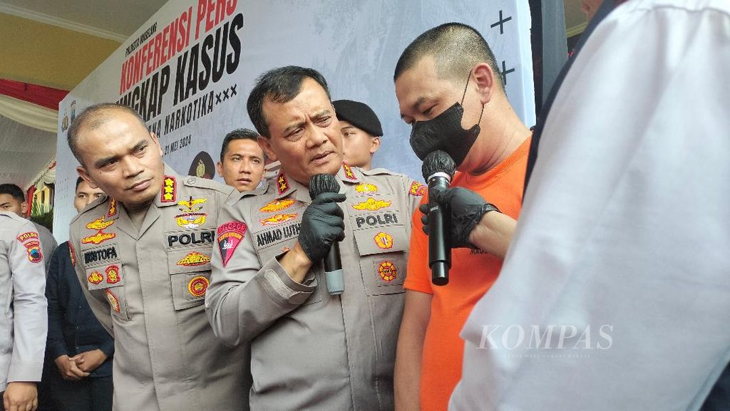 The Central Java Regional Police Chief, Inspector General Ahmad Luthfi, questioned the dealer of cross-island-type narcotics, Jawa Aceh, Ongki Wijaya Saputra (38), at the Magelang City Police Station on Tuesday (21/5/2024).