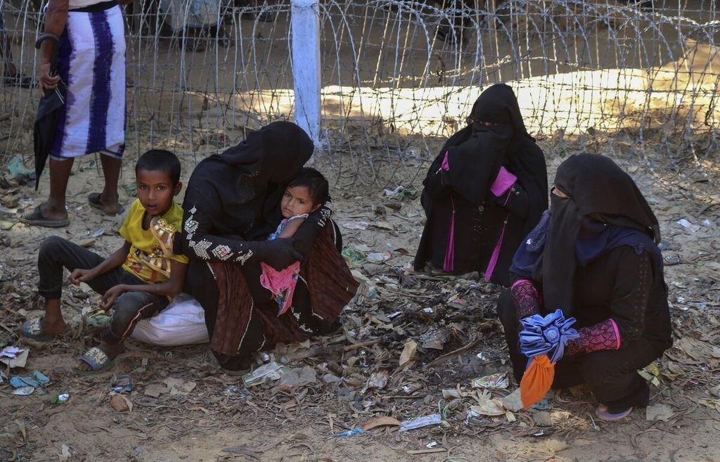Perempuan dan anak-anak pengungsi Rohingya berada di depan tempat penampungan sementara di Ukhiya, Bangladesh, Kamis (3/12/2020). Sekitar 700.000 orang etnis Rohingya telah melarikan diri ke sejumlah tempat penampungan di di Cox's Bazar, Bangladesh, sejak Agustus 2017, ketika militer di Myanmar mulai melakukan tindakan keras terhadap kelompok minoritas tersebut menyusul serangan oleh pemberontak. 