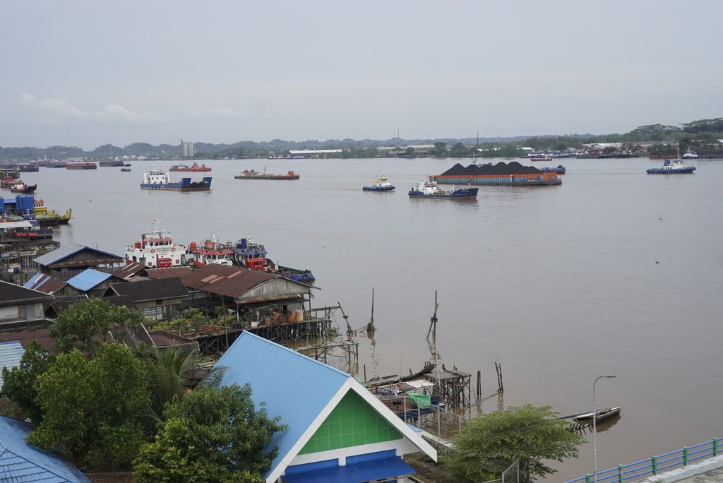 Kapal tongkang pengangkut batubara melintas di Sungai Mahakam, Kota Samarinda, Kalimantan Timur, Sabtu (7/1/2023).