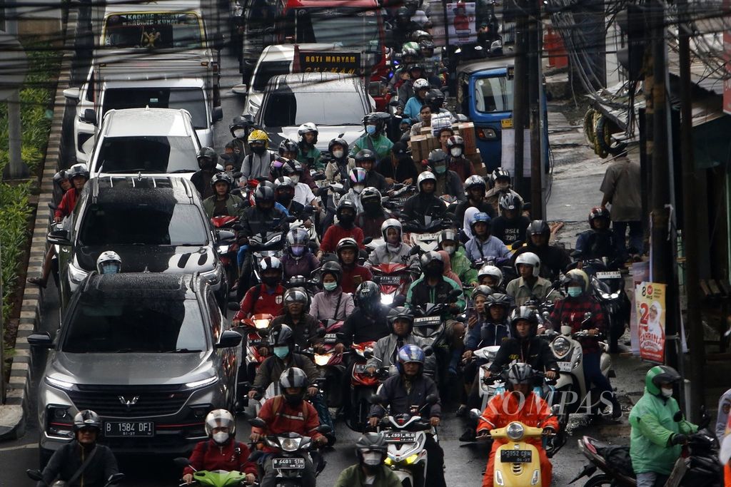 Antrean panjang kendaraan terlihat di Jalan Ciledug Raya, Kebayoran Lama, Jakarta, setelah hujan reda, Jumat (8/12/2023). Timbulnya genangan di sejumlah titik di Ibu Kota setelah hujan deras menyebabkan lalu lintas tersendat.