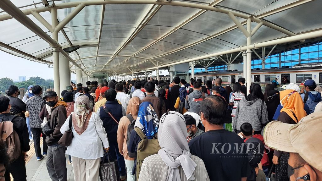 Penumpang kereta komuter dari Bekasi turun untuk berpindah peron di Stasiun Manggarai, Senin (30/5/2022). 
