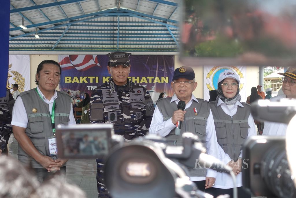 Wakil Presiden Maruf Amin saat menyampaikan keterangan pers seusai acara peluncuran program Tanara Clean Up di Aula Pesantren An-Nawawi Tanara, Kecamatan Tanara, Kabupaten Serang, Provinsi Banten, Minggu (14/1/2024).