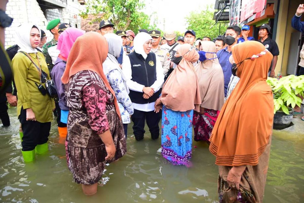 Gubernur Jawa Timur Khofifah Indar Parawansa saat mengunjungi warga korban banjir di Kecamatan Deket, Lamongan, Jumat (24/2/2025).