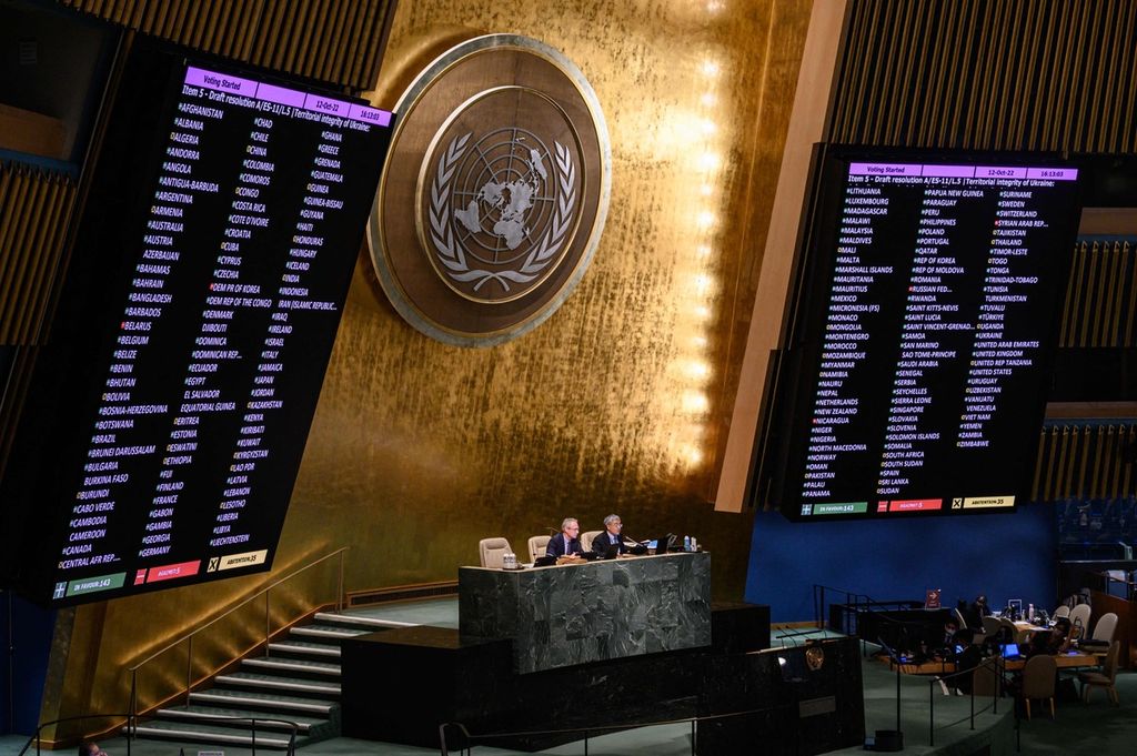 Suasana rapat di Majelis Umum Perserikatan Bangsa-Bangsa di New York, Amerika Serikat pada tanggal 12 Oktober 2022. PBB membahas resolusi mengenai rencana pengecaman Rusia mencaplok empat wilayah Ukraina di dalam peperangan.
