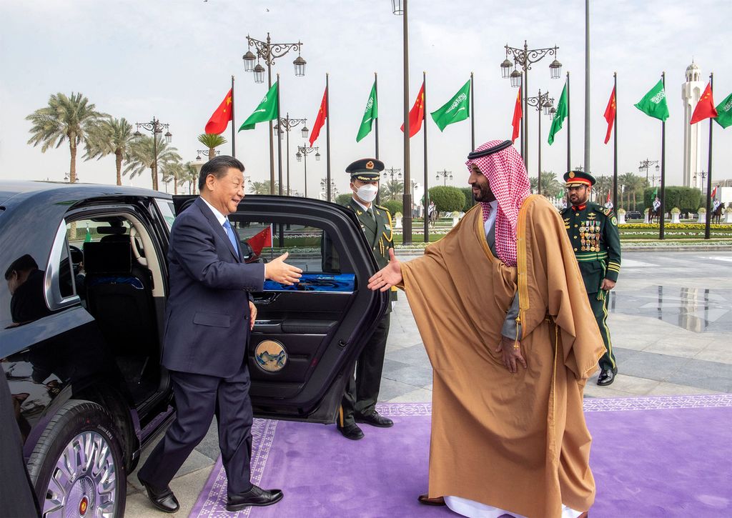 Foto yang dikeluarkan oleh Istana Kerajaan Arab Saudi memperlihatkan Putra Mahkota Pangeran Mohammed bin Salman (kanan) menyambut kedatangan Presiden China Xi Jinping (Kiri) langsung di depan kendaraan yang membawanya , Kamis (8/12/2022), di Riyadh, Arab Saudi. 