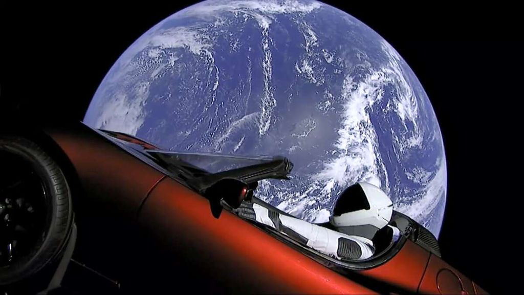 Gambar yang diambil dari video yang disediakan SpaceX, milik Elon Musk, ini menunjukkan mobil sport Tesla Roadster milik Musk meluncur ke luar angkasa saat penerbangan uji coba pertama roket Falcon Heavy pada  6 Februari 2018.