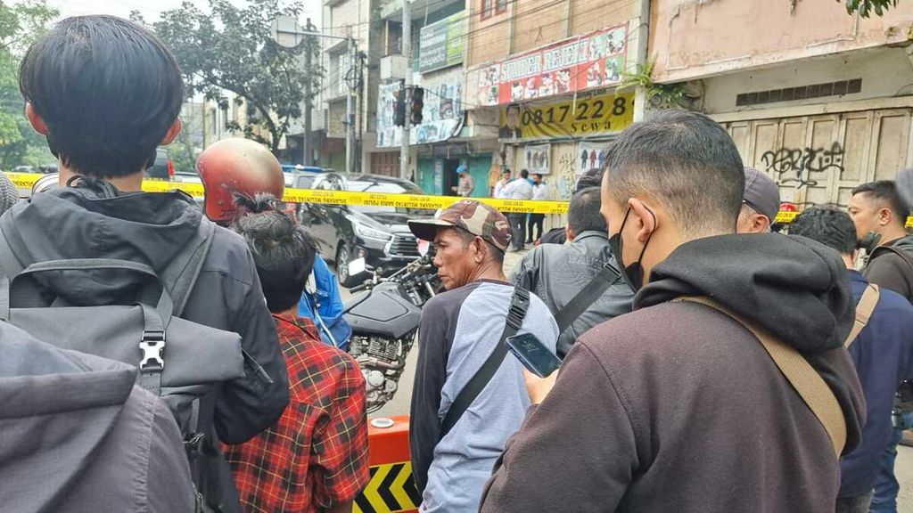 Warga bergerombol di sekitar lokasi ledakan bom Polsek Astanaayar, Kota Bandung, Jawa Barat, Rabu (7/12/2022). Setelah ledakan pertama pukul 08.20, terdengar ledakan setelah sekitar pukul 10.45.