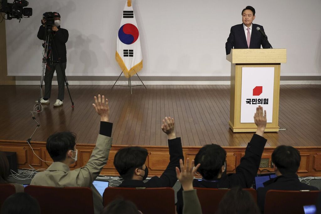 Awak media mengangkat tangan untuk mengajukan pertanyaan saat presiden terpilih Korea Selatan Yoon Suk Yeol mengadakan konferensi pers di Majelis Nasional di Seoul, Korea Selatan, Kamis (10/3/2022).