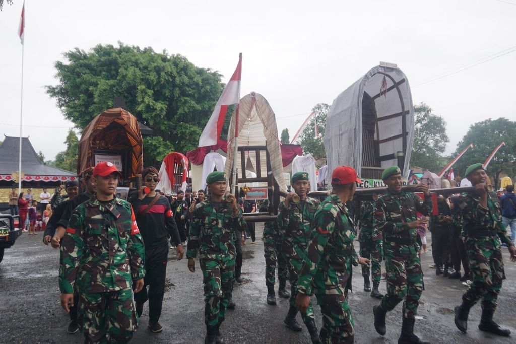 Para personel TNI menggotong replika tandu Jenderal Besar Soedirman di Desa Bantarbarang, Kecamatan Rembang, Kabupaten Purbalingga, Jawa Tengah, Rabu (31/8/2022).