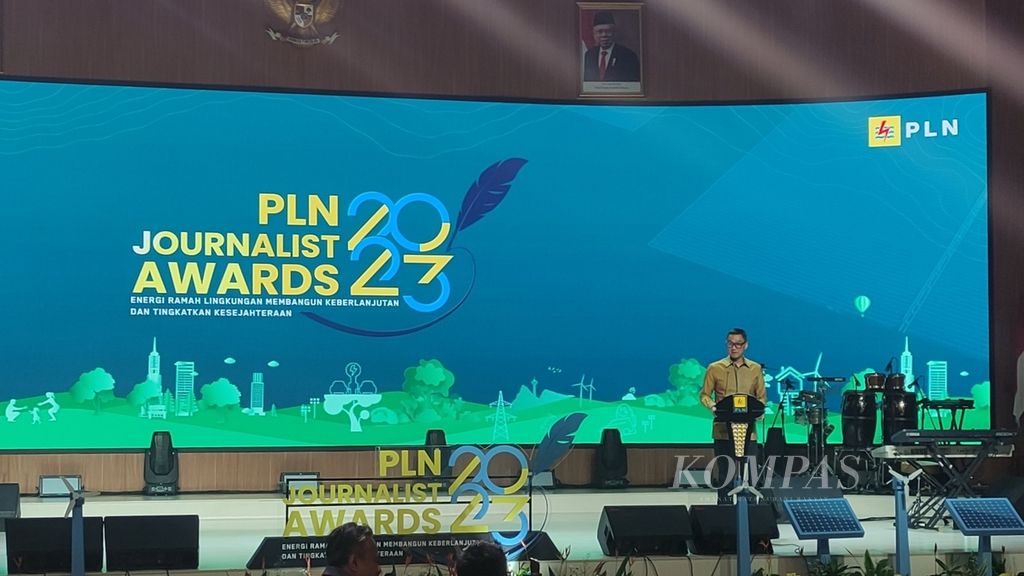 Direktur Utama PT Perusahaan Listrik Negara (Persero) Darmawan Prasodjo memberi sambutan pada malam penghargaan PLN Journalist Awards 2023 di Jakarta, Rabu (20/3/2024).