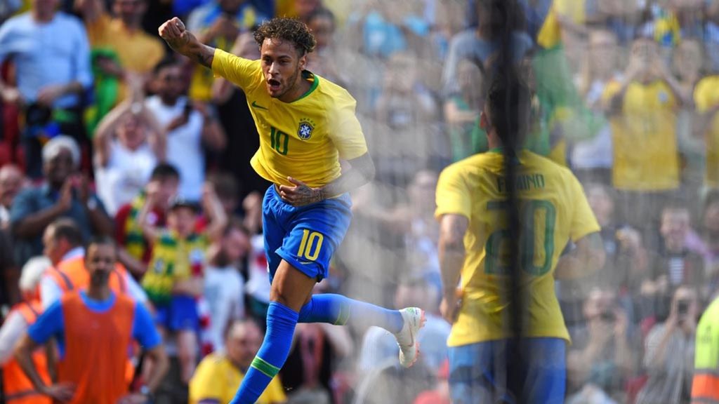 Neymar merayakan golnya untuk tim nasional Brasil saat melawan Kroasia pada laga persahabatan yang berakhir 2-0 untuk Brasil di Stadion Anfield, Liverpool, Inggris, Minggu (3/6/2018). Neymar yang baru pulih dari cedera menyuntikkan energi positif dan optimisme ke dalam skuad Brasil untuk memburu gelar pada Piala Dunia Rusia 2018.