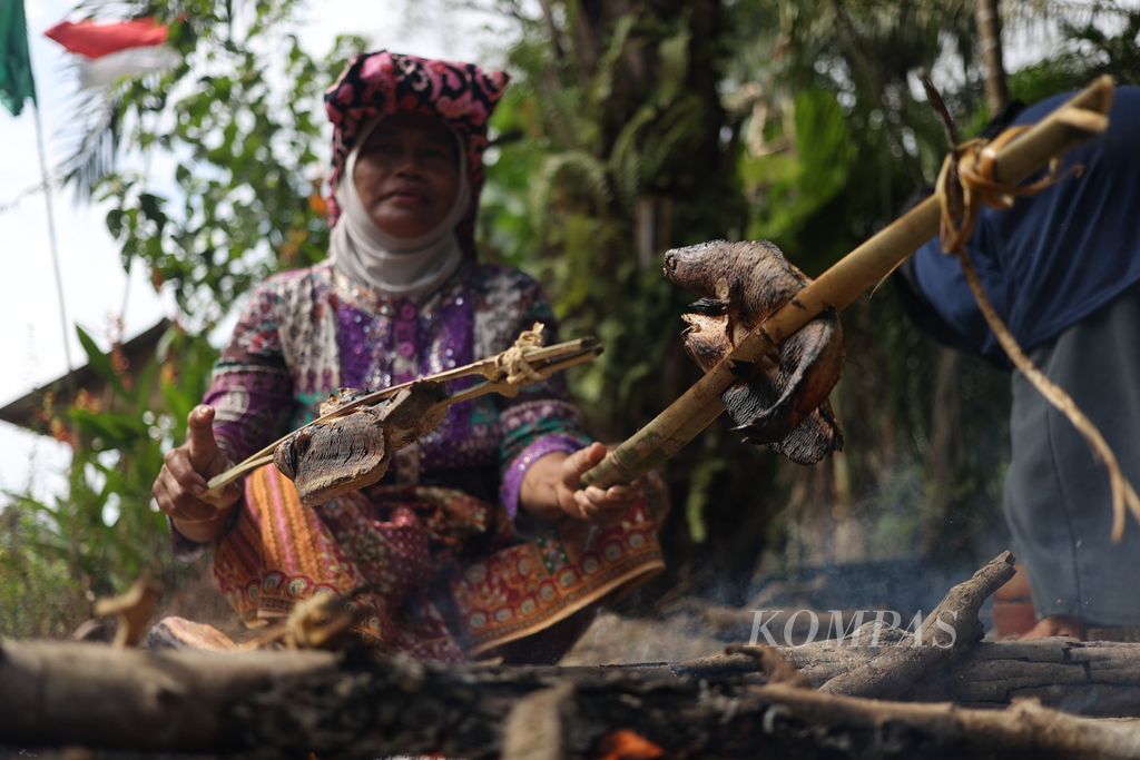 Sejumlah ibu rumah tangga memasak hidangan dengan bahan ikan gabus di Desa Tebat Patah, Kecamatan Taman Rajo, Muaro Jambi, Jambi, Kamis (15/8/2028).