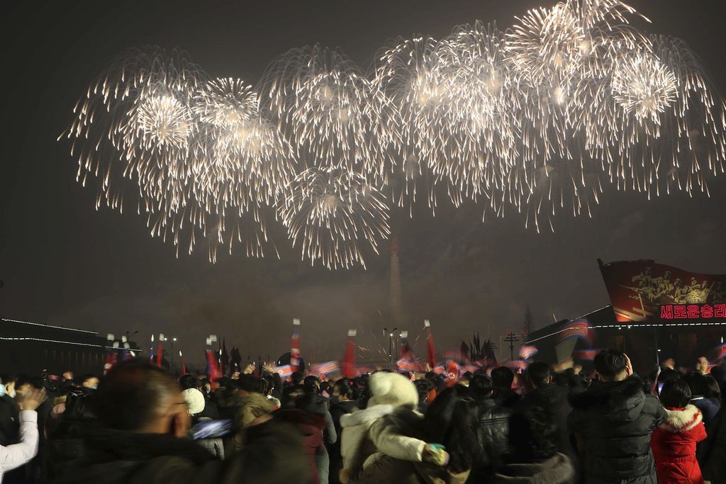 Perayaan malam Tahun Baru dengan pesta kembang api di Lapangan Kim Il Sung di Pyongyang, Korea Utara, Minggu (1/1/2023). 