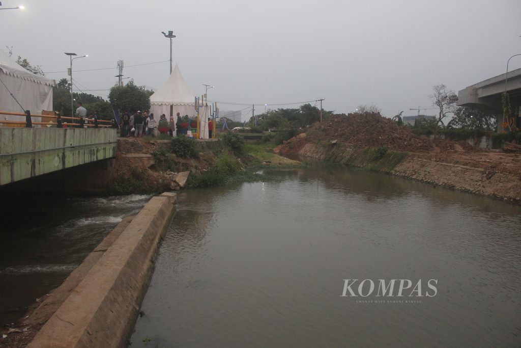 Aliran Sungai Kalimalang yang akan menjadi sumber air baku Sistem Pengelolaan Air Minum Teluk Buyung, Kota Bekasi, Senin (18/9/2023). 