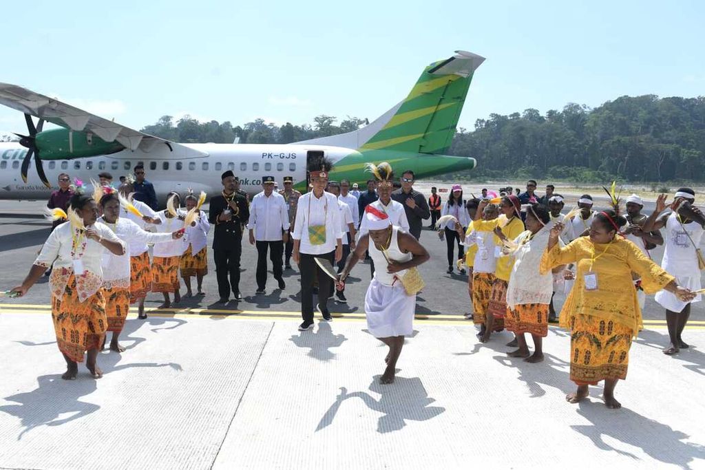 Presiden Joko Widodo tiba di Bandar Udara Siboru, Kabupaten Fakfak, Provinsi Papua Barat, Kamis (23/11/2023). Pesawat ATR 72-600 yang membawa Presiden serta rombongan terbatas mendarat pukul 13.45 WIT. Presiden disambut tari titir tumor dengan iringan musik sawat.