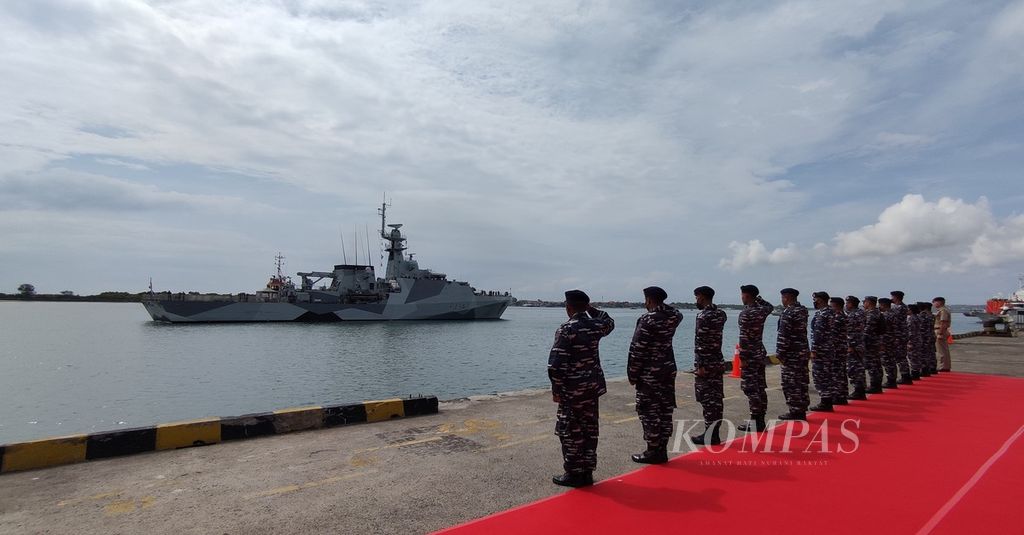 Kapal patroli lepas pantai Inggris, HMS Spey (P234), Jumat (30/9/2022), memasuki kawasan Pelabuhan Benoa, Kota Denpasar, Bali. Kedatangan HMS Spey disambut jajaran TNI Angkatan Laut di Denpasar.