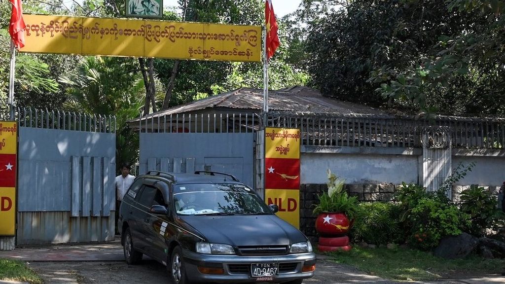 Sebuah mobil meninggalkan kediaman pemimpin sipil Myanmar, Aung San Suu Kyi, di Yangon, Selasa (2/1/2021). Satu hari setelah kudeta, militer Myanmar masih menahan Aung San Suu Kyi dan sejumlah elite Partai Liga Nasional untuk Demokrasi, termasuk Presiden Myanmar Win Myint.