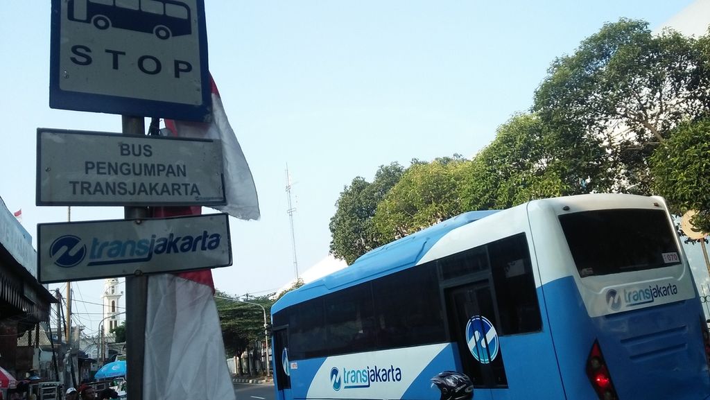 Bus Transjakarta melintasi halte bus pengumpan di Jalan Tentara Pelajar, Senayan, Jakarta Selatan, Kamis (21/9). Selama ini, pengguna bus yang ingin mengisi ulang uang elektronik di halte Transjakarta dengan uamg tunai dikenai biaya Rp 2.000 per transaksi.